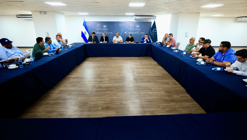 El “Bolillo” se reunió con los dirigentes de la Primera División para lograr acuerdos en beneficio de la Selecta,