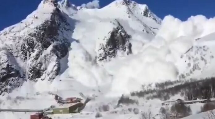 Varias personas quedaron atrapadas tras una avalancha que ocurrió en India. De acuerdo con las autoridades, el siniestro ocurrió en una zona de montaña.