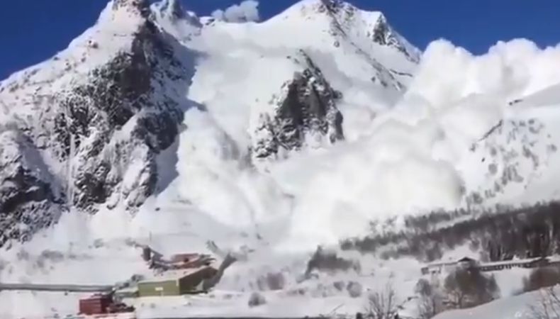 Varias personas quedaron atrapadas tras una avalancha que ocurrió en India. De acuerdo con las autoridades, el siniestro ocurrió en una zona de montaña.