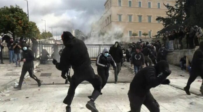 Grecia vivió una jornada marcada por episodios de violencia este viernes, en el marco de una movilización masiva al conmemorarse dos años de un mortal accidente ferroviario.