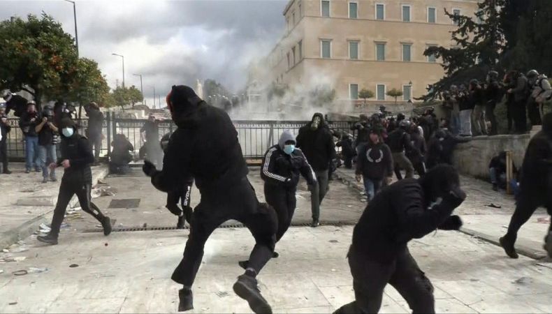 Grecia vivió una jornada marcada por episodios de violencia este viernes, en el marco de una movilización masiva al conmemorarse dos años de un mortal accidente ferroviario.