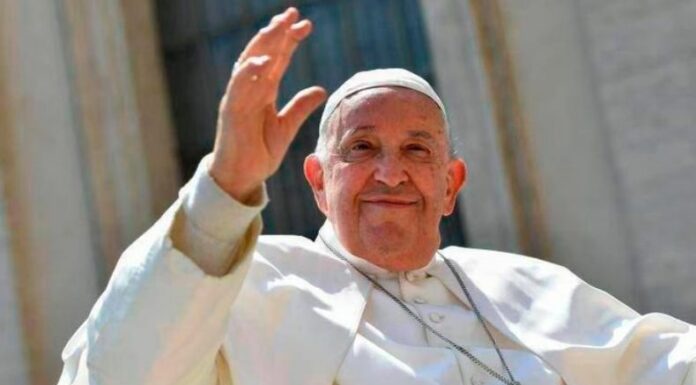 El Vaticano informó que el Papa se encuentra consciente y colabora con las maniobras terapéuticas a las que fue sometido. Su pronóstico sigue siendo reservado.