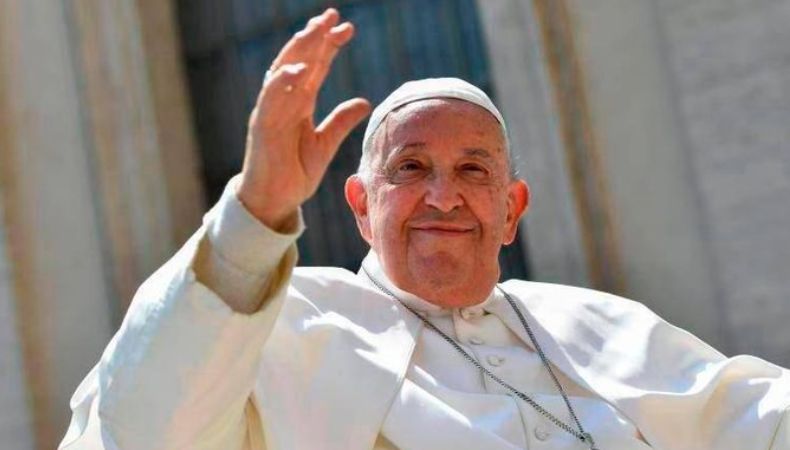 El Vaticano informó que el Papa se encuentra consciente y colabora con las maniobras terapéuticas a las que fue sometido. Su pronóstico sigue siendo reservado.