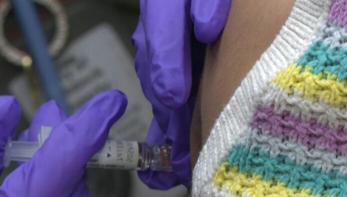 Texanos aceleran vacunación tas muerte de un niño a causa del sarampión Un brote de sarampión en Estados Unidos, que ya ha causado una muerte, ha llevado a la población a inmunizarse.