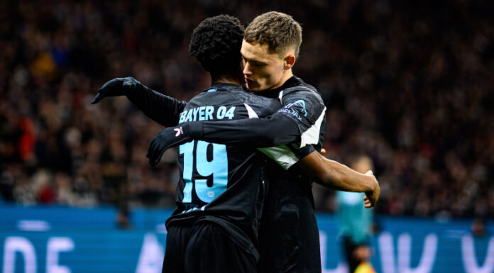 Bayer Leverkusen goleó al Eintracht Frankfurt para mantenerse a ocho puntos del Bayern Múnich en la lucha por el campeonato alemán.