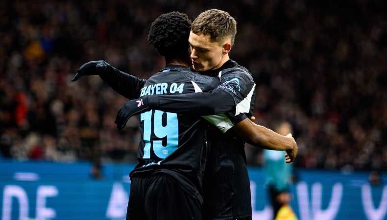 Bayer Leverkusen goleó al Eintracht Frankfurt para mantenerse a ocho puntos del Bayern Múnich en la lucha por el campeonato alemán.