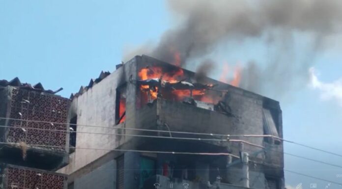 Las llamas causaron daños en condominios Regis. Las llamas se propagaron en al menos seis apartamentos.