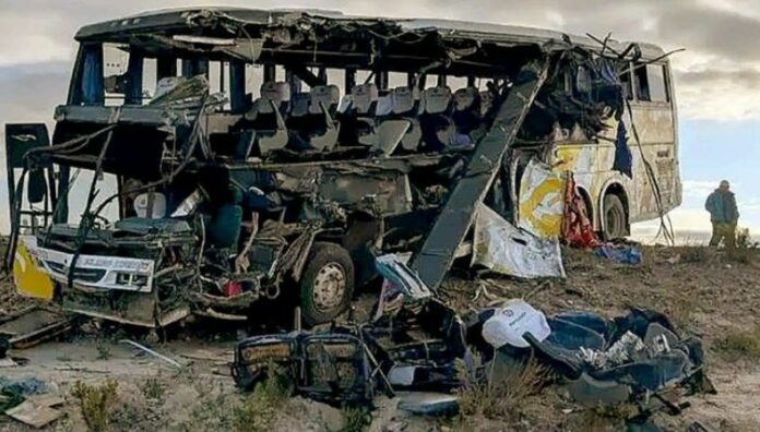 Al menos 37 fallecidos y más de 30 heridos en aparatoso accidente en Bolivia Un choque entre dos autobuses dejó como saldo 37 fallecidos y al menos 39 heridos.