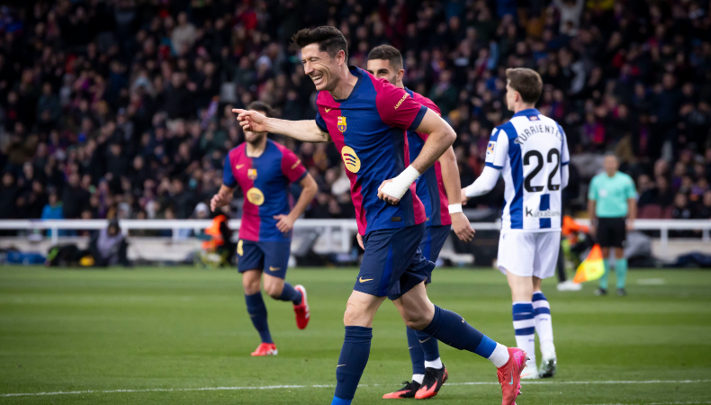 Barcelona goleó a la Real Sociedad y es el único líder del campeonato español tras la derrota del Real Madrid ante el Betis.