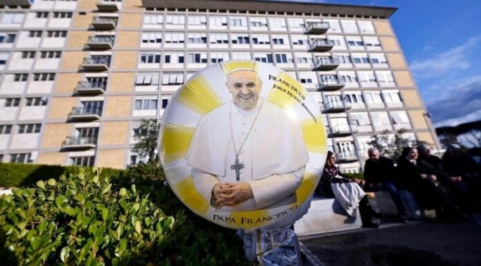 El papa Francisco sigue bajo suministro de oxígeno y no presenta fiebre, aunque su pronóstico sigue siendo reservado.