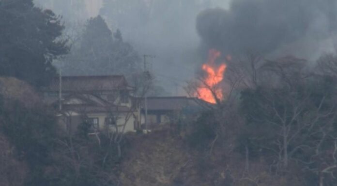 Más de 2,000 bomberos están luchando contra el mayor incendio forestal en tres décadas en Japón, que ya ha arrasado más de 2,000 hectáreas.