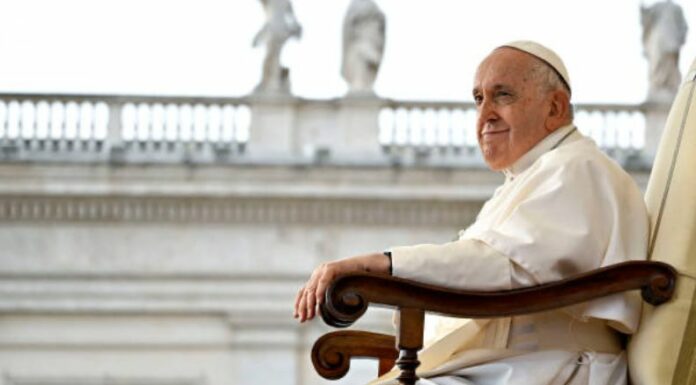 Tras dos episodios de insuficiencia respiratoria aguda que sufrió ayer el pontífice, el Vaticano informó hoy que 