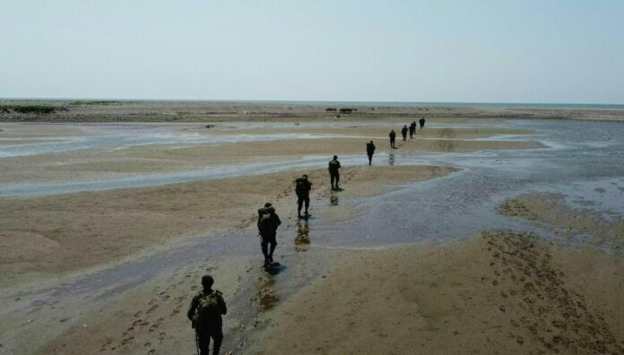 Militares de Guatemala patrullan frontera con México para disuadir a narcos A diario, militares de Guatemala recorren diferentes puntos en la frontera que ese país comparte con México en un plan por disuadir a narcos.