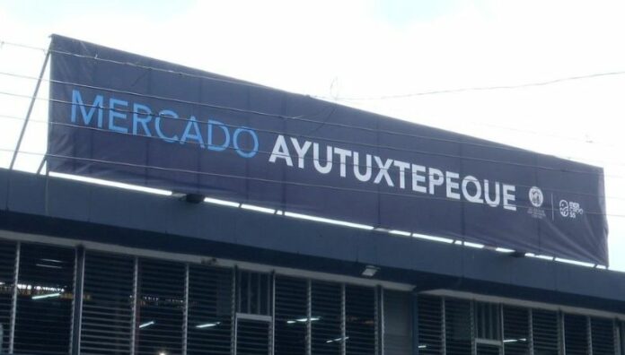 Inspecciones sanitarias buscan mejorar calidad en mercados Cientos de personas acuden a diario a los diferentes mercados de San Salvador, por lo que la limpieza y calidad se vuelven importantes.