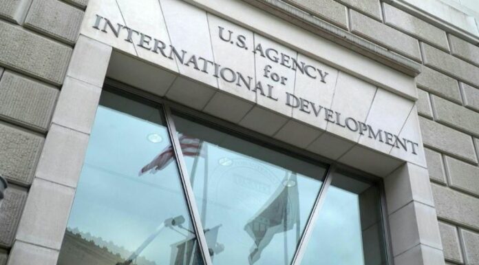 Una Corte Suprema dividida rechazó la orden del gobierno de Trump para congelar casi $2,000 millones en fondos de ayuda externa.