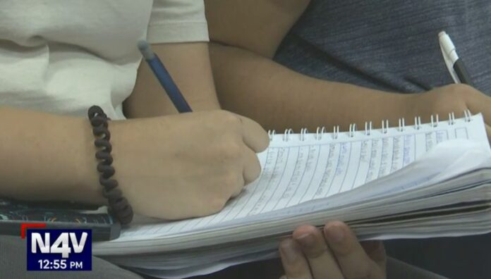 La escritura a mano ¿está en riesgo de desaparecer por la tecnología? Con el avance de la tecnología y uso de dispositivos electrónicos surge la pregunta ¿existe riesgo de que se pierda la práctica de la escritura a mano?