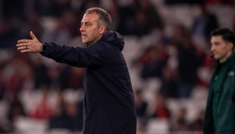 Hansi Flick valoró la heroica victoria del Barcelona en su visita al Benfica en el duelo de ida de los octavos de final de Champions.