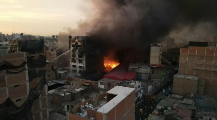 Bomberos combaten un gran incendio registrado en el centro histórico de Lima que ha afectado varios edificios comerciales. La emergencia podría extenderse hasta el fin de semana, según autoridades.