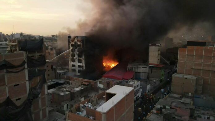Perú: Bomberos luchan contra voraz incendio Bomberos combaten un gran incendio registrado en el centro histórico de Lima que ha afectado varios edificios comerciales. La emergencia podría extenderse hasta el fin de semana, según autoridades.