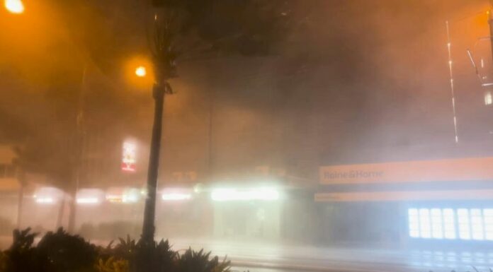 Fuertes ráfagas de vientos y lluvias se registraron este jueves en la costa este de Australia. Las escuelas fueron cerradas como medida de prevención.