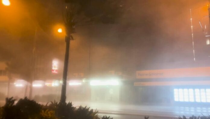 Ciclón Alfred amenaza costa este de Australia Fuertes ráfagas de vientos y lluvias se registraron este jueves en la costa este de Australia. Las escuelas fueron cerradas como medida de prevención.