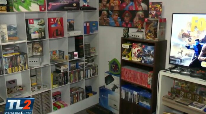 Mario Donis es el dueño de la denominada Casa Gamer, él se ha encargado de coleccionar videojuegos vintage y modernos.