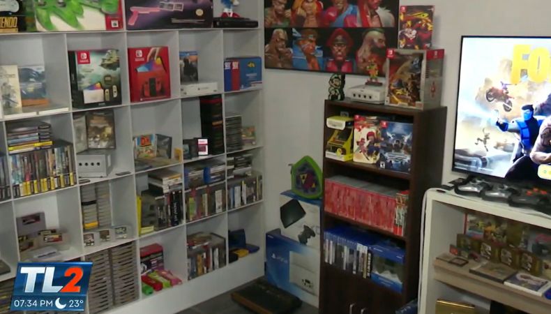 Mario Donis es el dueño de la denominada Casa Gamer, él se ha encargado de coleccionar videojuegos vintage y modernos.