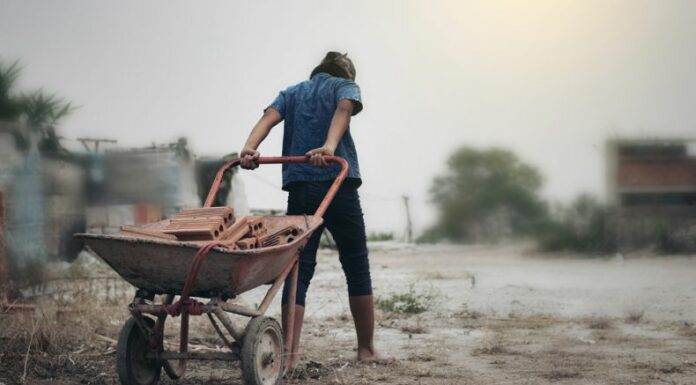 En El Salvador, existen diversas regulaciones que permiten el empleo en menores de edad bajo condiciones específicas.