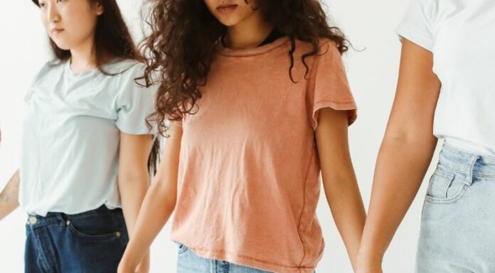 La polarización política, las nuevas tecnologías, los conflictos o la emergencia climática amenazan los derechos de las mujeres.