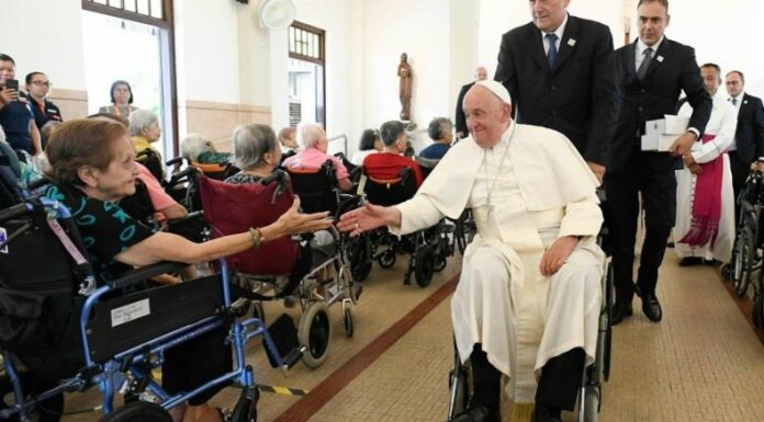Un mensaje grabado en español por el papa Francisco fue compartido al inicio del Santo Rosario en la plaza de San Pedro.