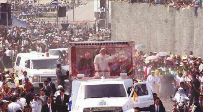 El 6 de marzo de 1983, su santidad el Papa Juan Pablo II llegó a El Salvador en una visita apostólica en un momento convulso de nuestra historia