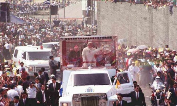 Papa Juan Pablo II visitó El Salvador por primera vez hace 42 años El 6 de marzo de 1983, su santidad el Papa Juan Pablo II llegó a El Salvador en una visita apostólica en un momento convulso de nuestra historia