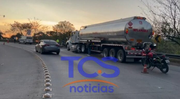 Un motociclista murió esta mañana al chocar con un vehículo en la incorporación de la carretera Panamericana hacia el bulevar Monseñor Romero.