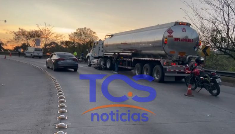 Un motociclista murió esta mañana al chocar con un vehículo en la incorporación de la carretera Panamericana hacia el bulevar Monseñor Romero.