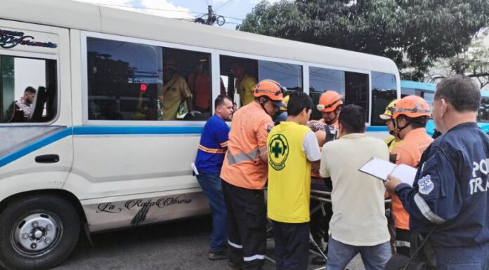 Una mujer resultó lesionada tras un fuerte accidente de tránsito registrado esta mañana en el bulevar del Ejército.