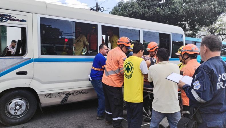 Una mujer resultó lesionada tras un fuerte accidente de tránsito registrado esta mañana en el bulevar del Ejército.
