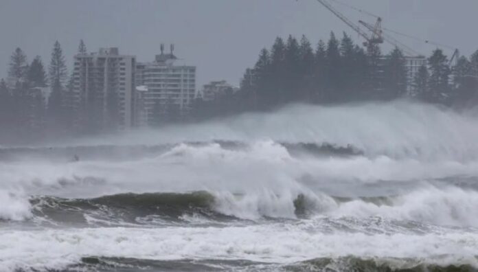 Australia ciclón Alfred deja al menos un desaparecido y daños materiales El paso del ciclón tropical Alfred por Australia ha dejado a una persona desaparecida y miles de hogares sin electricidad.