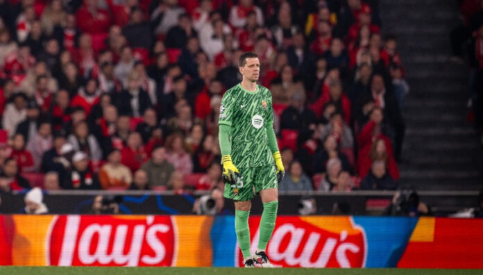 Szczęsny podría renovar con el Barcelona El contrato de Szczęsny termina esta temporada con el Barcelona; sin embargo, el club planea renovar al portero polaco.