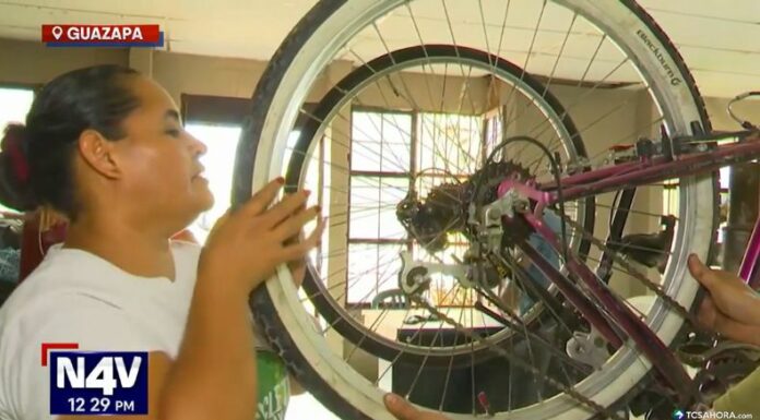 Más de diez mujeres han aprendido a reparar bicicletas, el medio de transporte que más usan los vecinos de su comunidad.