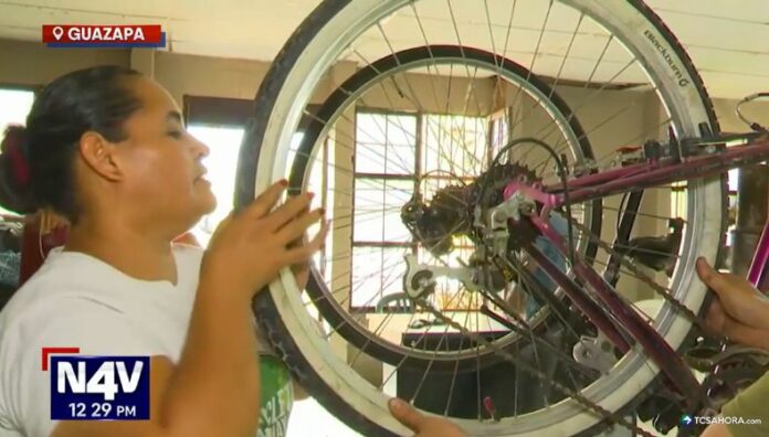 ¡Manos a la obra! Mujeres aprenden a reparar bicicletas Más de diez mujeres han aprendido a reparar bicicletas, el medio de transporte que más usan los vecinos de su comunidad.