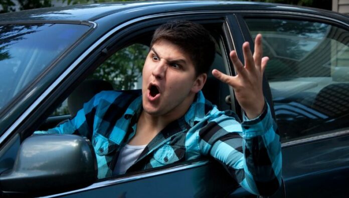 La ira al volante un peligro que pone en riesgo la seguridad vial No saber controlar la ira adecuadamente puede convertirse en un grave peligro al volante, poniendo en riesgo la seguridad vial de las personas.