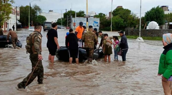 Autoridades reportan al menos diez fallecidos a causa de las inundaciones en la ciudad de Bahía Blanca, en Argentina.