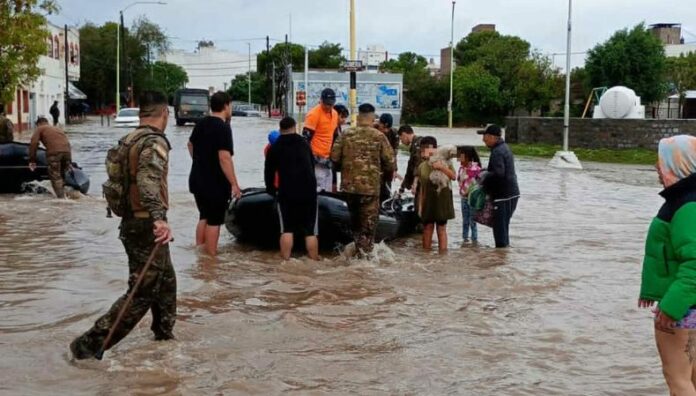 Al menos 10 fallecidos por inundaciones en Bahía Blanca Autoridades reportan al menos diez fallecidos a causa de las inundaciones en la ciudad de Bahía Blanca, en Argentina.
