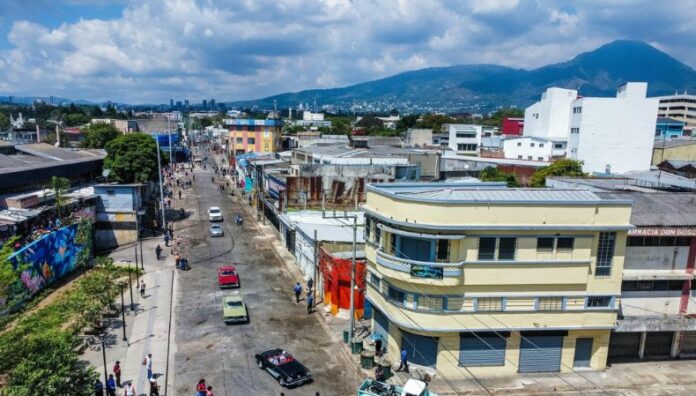 Habilitan paso por calles y aceras recuperadas en el Centro Histórico Dicha medida pertenece a la fase cinco, etapa dos del Plan de Revitalización del Centro Histórico que impulsa la alcaldía de San Salvador Centro.