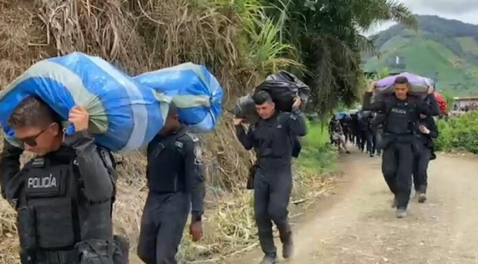 Los 28 policías y un militar que habían sido retenidos desde el jueves por pobladores en un enclave guerrillero del suroeste de Colombia, fueron liberados hoy.