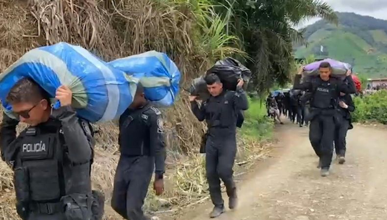 Los 28 policías y un militar que habían sido retenidos desde el jueves por pobladores en un enclave guerrillero del suroeste de Colombia, fueron liberados hoy.