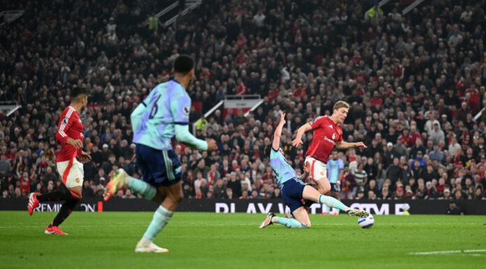 Arsenal empató en su visita al Manchester United y quedó a 15 puntos del líder Liverpool en la pelea por la Premier League.