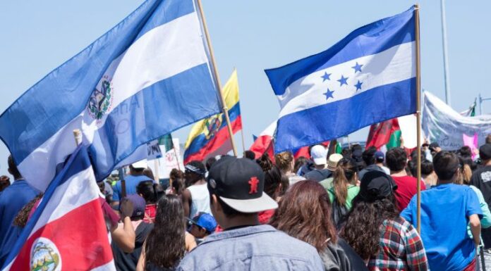 En realidad, no es una ley, es un castigo de 10 años que se aplica a migrantes que han estado indocumentados en EEUU cuando quieren legalizar su situación.