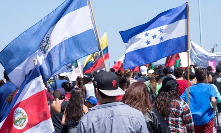 En realidad, no es una ley, es un castigo de 10 años que se aplica a migrantes que han estado indocumentados en EEUU cuando quieren legalizar su situación.