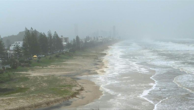 Más de 300,000 hogares se quedaron sin electricidad por intensas lluvias provocadas por el ciclón tropical Alfred, en el este de Australia.